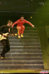 组图：萧敬腾开唱跳骑马舞曝童年照