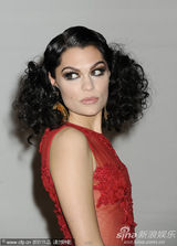 组图：Jessie J透视裙极尽诱惑 登台为火星哥颁奖