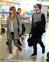 组图：贾斯汀携娇妻现身机场 女方全程黑面