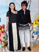 组图：白百何陈羽凡情侣装亮相 十指紧扣秀甜蜜