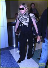 组图：麦当娜携养子养女现身机场潮范儿足