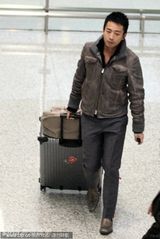 组图：汪小菲机场绕路避狗仔 煲电话粥疑与大S蜜语