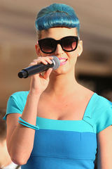 组图：凯蒂佩里蓝发爆乳似芭比 斗鸡眼表情鬼马