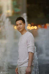 组图：何晟铭曼谷街头写真 优雅沉稳展熟男魅力