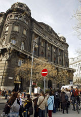 幻灯图：《漂亮朋友》赶拍 罗伯特-帕丁森变绅士