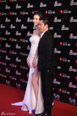 高清组图：2011网络盛典王中磊张俪携手走红毯