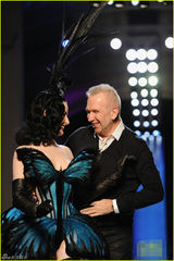 组图：脱衣舞娘蒂塔性感蝴蝶装走秀 展纤腰巨乳