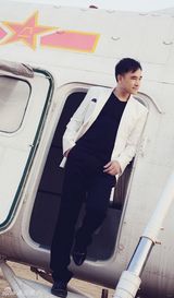 组图：施羽拍摄时尚大片 儒雅休闲尽展高贵气质