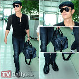组图：韩星李秉宪潮装亮相机场赴加拿大拍新片