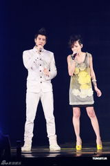 组图：王力宏开唱战袍驾坦克 与伴舞玩暧昧