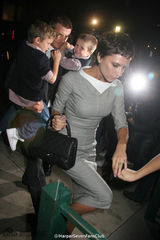 组图：好男人典范！小贝带孩子辣妹负责扮靓