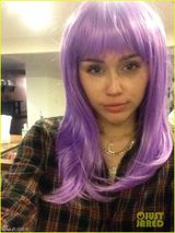 组图：麦莉扮性感饶舌女歌手 紫发裸单乳