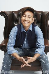 台歌手李立崴微博生前照 爱萌犬自侃酷似梁家辉