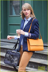 组图：斯威夫特带激萌爱猫上街 素颜仍显精致