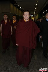 组图：张智霖袁咏仪亮相佛法盛典 祈愿身体健康