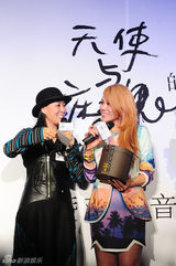 组图：蔡健雅办专辑发布会 那英现场邀歌