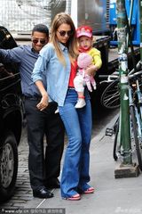 组图：阿尔芭带小女游动物园 囧娃二号专心啃手