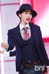 组图：少女时代回归打榜夺冠 西装礼帽显帅气