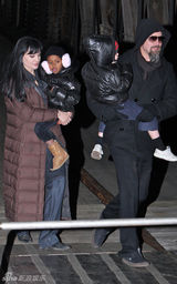 幻灯图集：朱莉和皮特带着两子女黑衣夜游