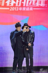 组图：杜海涛跪拜韩星权志龙 引网友怒骂丢人