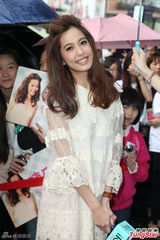 组图：陈庭妮小型庆生会 笑称要胡宇崴送礼物