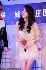 组图：萧蔷超短裙吸金不怕冻 捂嘴卖萌似少女