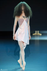 组图：荷兰芭蕾舞团时尚走秀 复古鬼魅感有趣