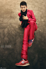 组图：李佳航冰上大片魅力上演美男诱惑