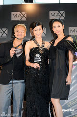 幻灯图：钟嘉欣闪亮现身代言捞金 分享化妆心得