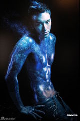 组图：群星赤裸上阵拍慈善写真 Selina伤前作品曝光