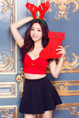 组图：柳岩圣诞性感写真戴鹿角娇俏送香吻