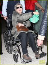 组图：85岁埃马纽丽娃抵美将赴奥斯卡争影后