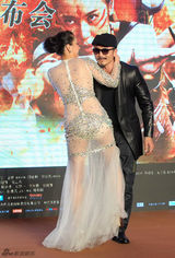 组图：《铁血娇娃》选角看三围 潘霜霜踩裙跌倒