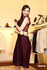 高清图：吴佩慈高腰酒瓶裙走秀 黄色套装妩媚明艳