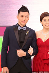 组图：TVB台庆黄智雯深V红裙爆奶 携手袁伟豪