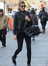 组图：米兰达流苏皮衣干练 红唇展笑颜心情佳