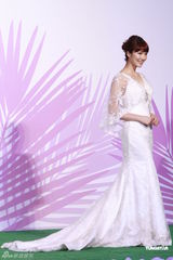 组图：李亚男婚纱展性感秀长腿美背