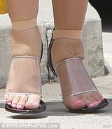 组图：卡戴珊大肚现身双脚浮肿 仍贪靓踩高跟鞋