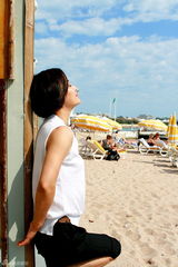 幻灯图集：李玲玉戛纳海滩写真展“甜歌皇后”风采