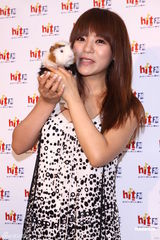 组图：丁当将发新专辑 被恐怖箱吓到尖叫