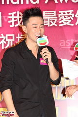 组图：杨怡和马国明登马来西亚视帝视后宝座