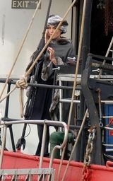 幻灯图集：《特工盐》热拍 朱莉贵妇打扮偷空打电话