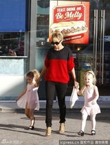 组图：妮可-里奇带爱女学芭蕾 撞色毛衣抢眼 