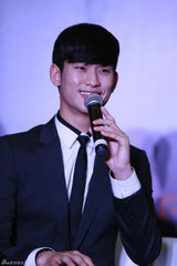 高清图：金秀贤上海萌翻粉丝 调皮索偶像签名