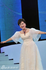 高清组图：经典红歌激荡世博 跨代歌手对唱添新意