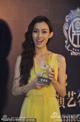 组图：范玮琪获歌唱女演员奖 亮相后台笑容甜美