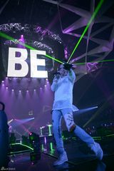 组图：张根硕秀日本绚丽演出照 拿激光枪射歌迷