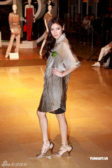 幻灯图：乐基儿抹胸装性感 谢婷婷拒回应柏芝产期