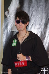 组图：吴建豪签唱会与歌迷玩游戏 不排斥公开恋情