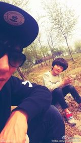 组图：天天抱小兔子玩耍小心呵护 张亮地位不保